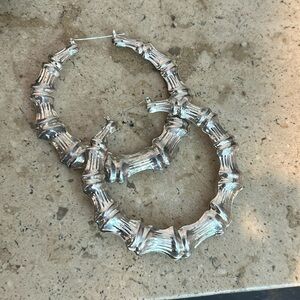 Silver or gold 📌 📍 - 🔥 Fire Celebrity wornJenn Shah Yellow Gold silver Hoop Ea…